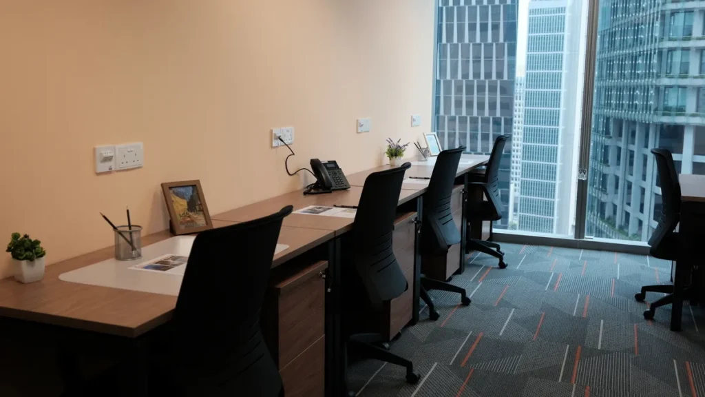 新加坡 CoWork Plus 採用開放式辦公桌的現代化聯合辦公空間